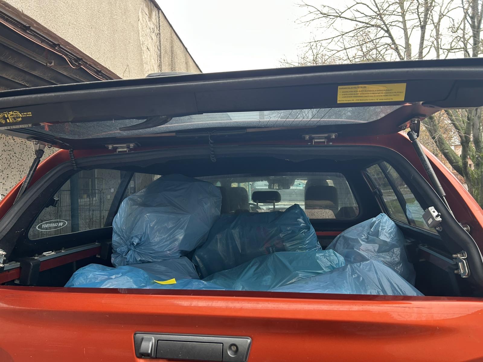 PET-palackokkal teli autó csomagtere