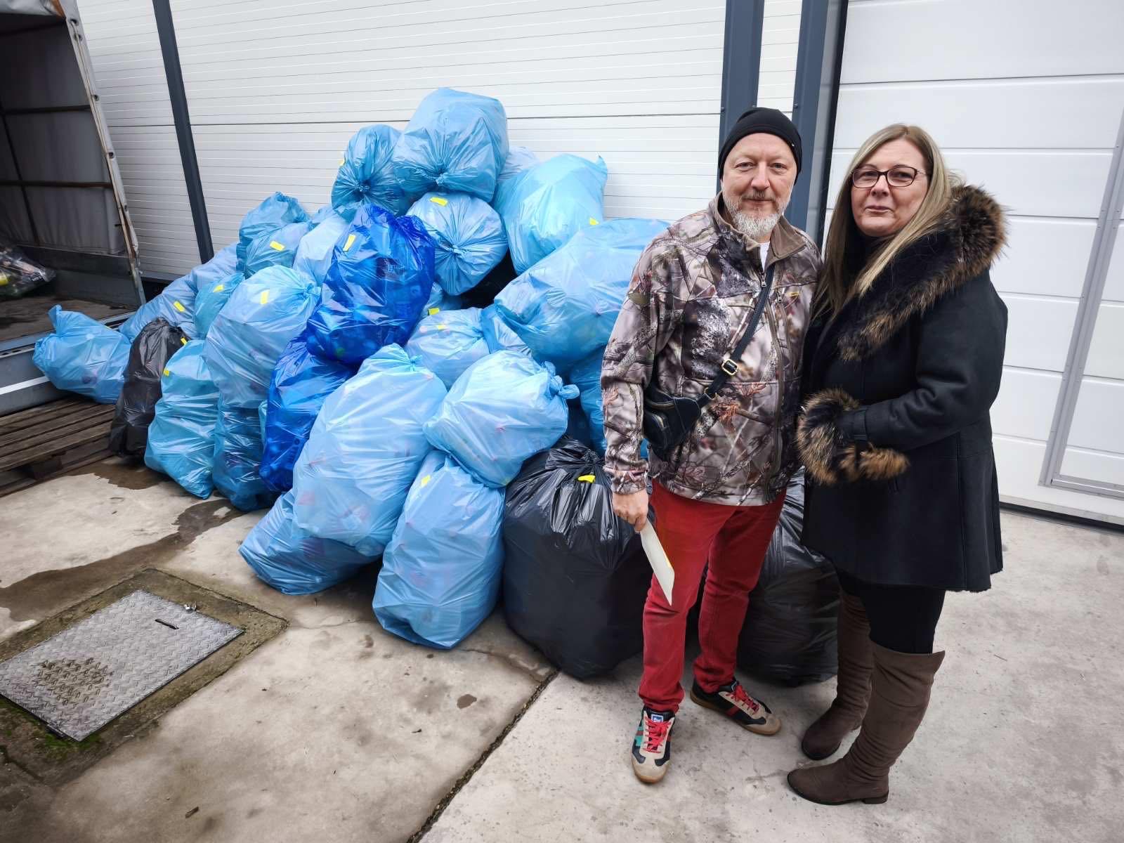Összegyűjtött PET-palackos zsákok támogatók mellett