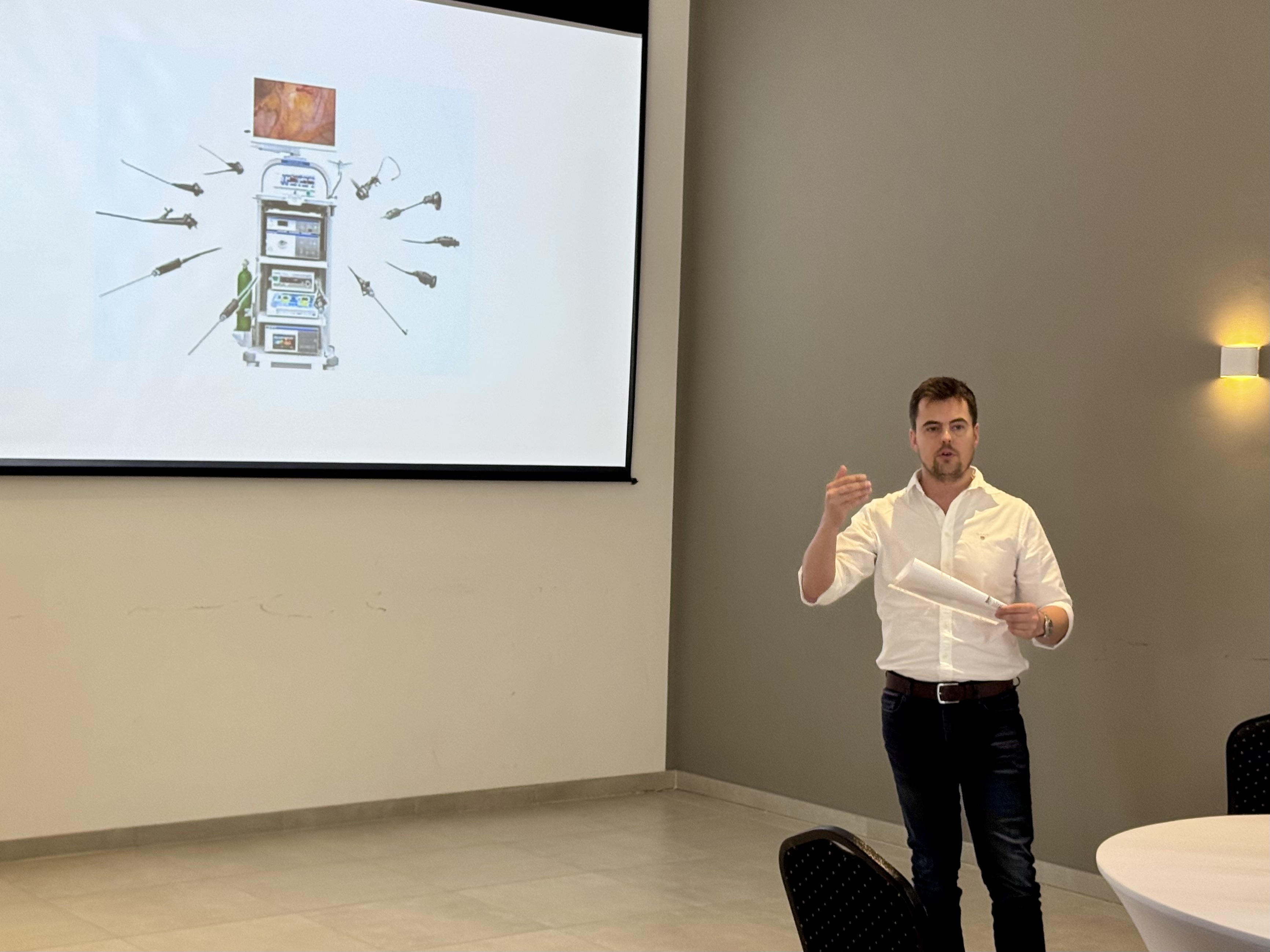 Szakmai előadás a laparoszkópos eszközbeszerzésről